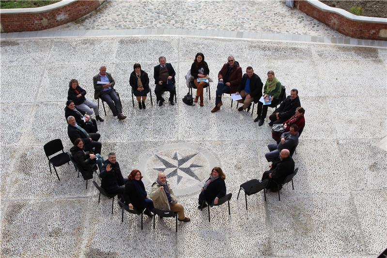 Editoriali e testi tradotti in lingua albanese