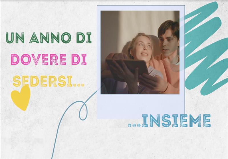 Un anno di “dovere di sedersi”… insieme